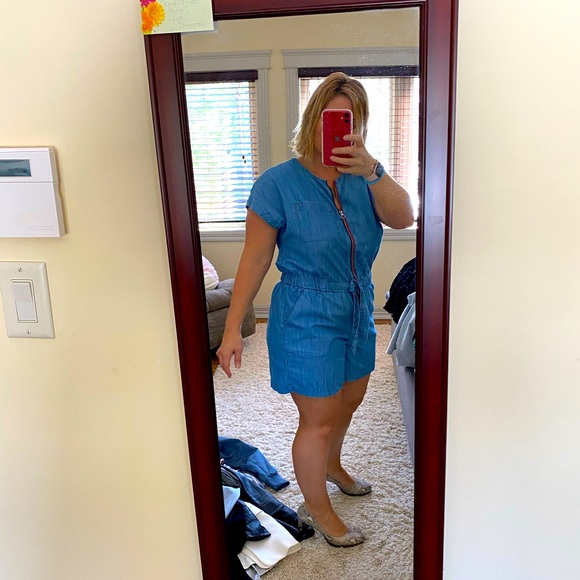 Super comfy/cute Tommy Hilfiger Romper - Picture 3 of 4